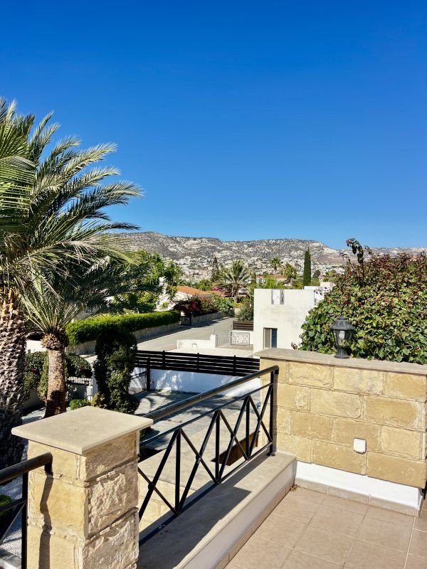 Renovierter Bungalow auf großem Grundstück in Paphos