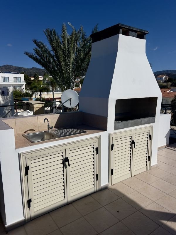 Renovierter Bungalow auf großem Grundstück in Paphos