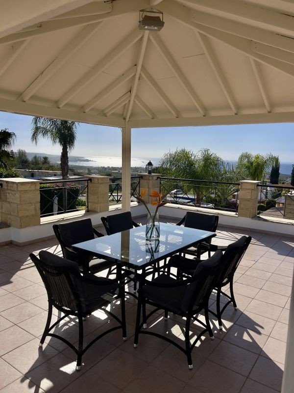 Renovierter Bungalow auf großem Grundstück in Paphos