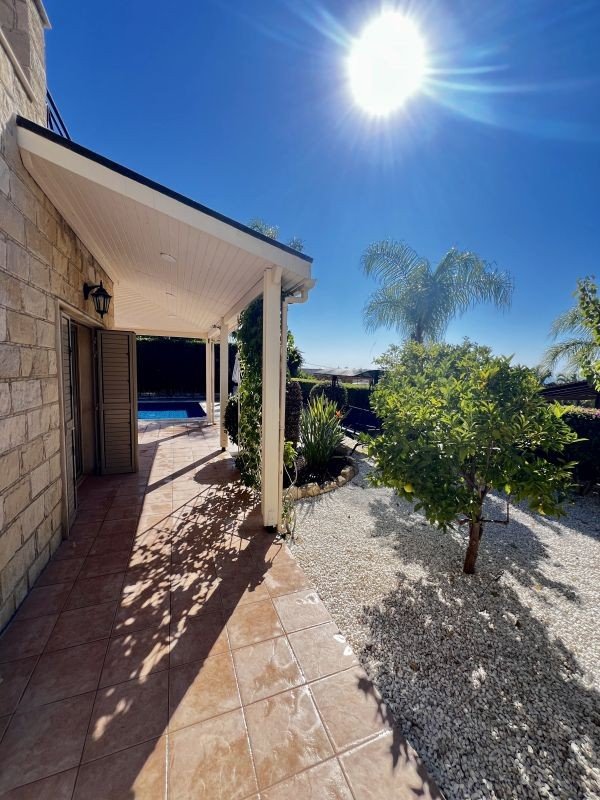 Renovierter Bungalow auf großem Grundstück in Paphos