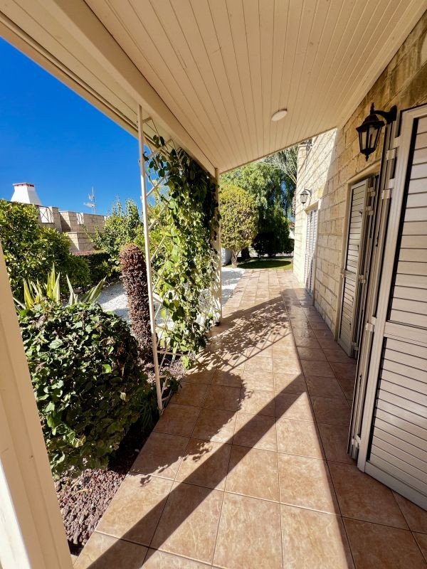 Renovierter Bungalow auf großem Grundstück in Paphos