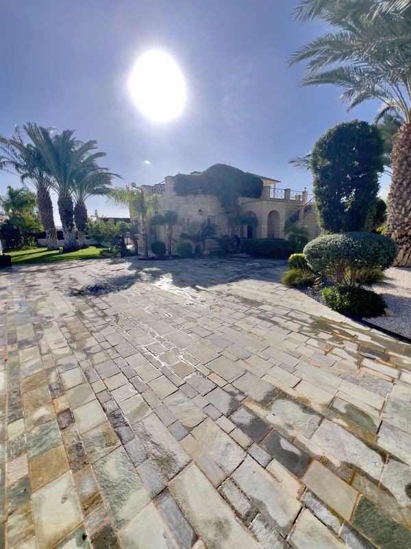 Renovierter Bungalow auf großem Grundstück in Paphos