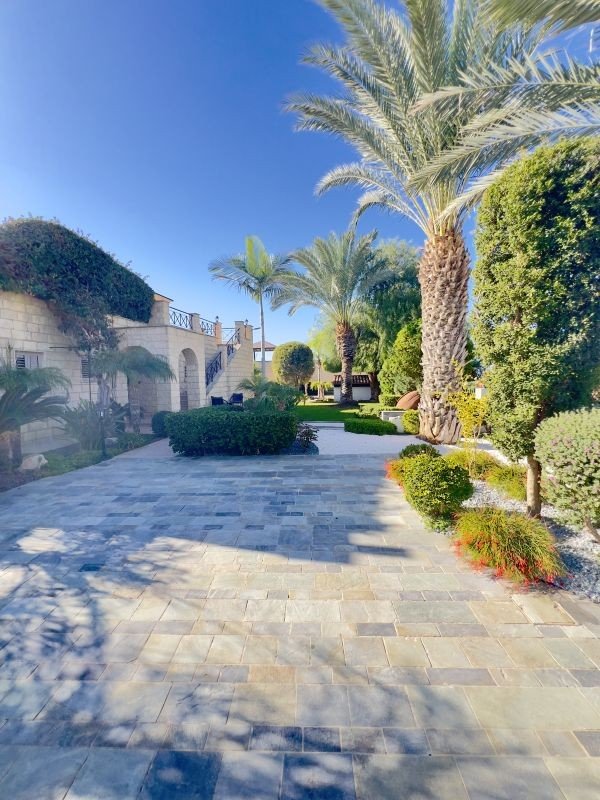 Renovierter Bungalow auf großem Grundstück in Paphos