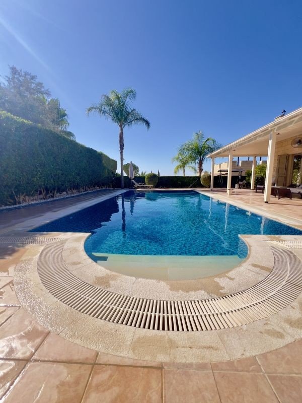 Renovierter Bungalow auf großem Grundstück in Paphos
