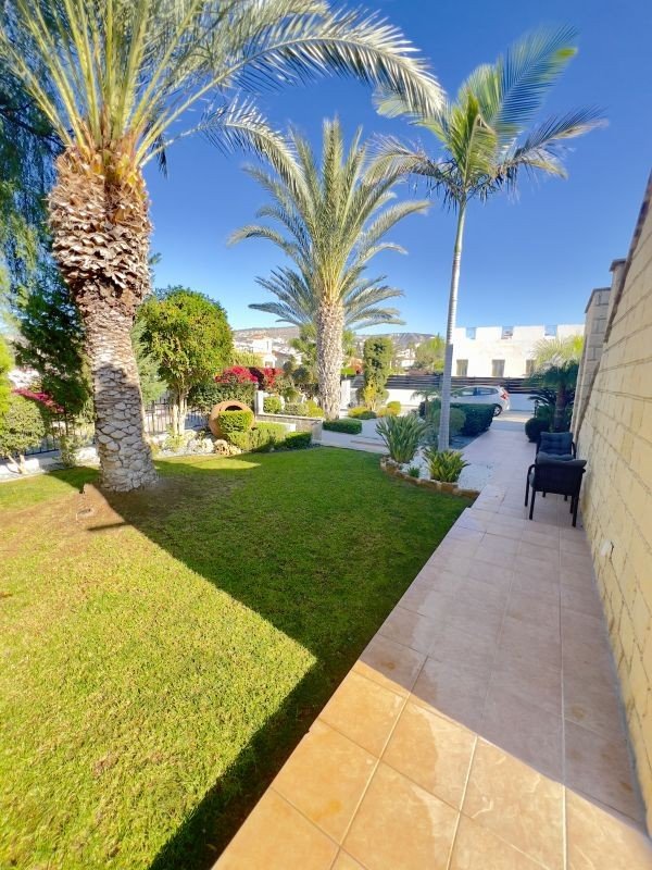 Renovierter Bungalow auf großem Grundstück in Paphos