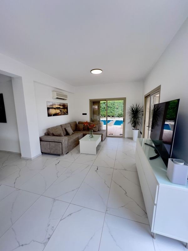 Renovierter Bungalow auf großem Grundstück in Paphos