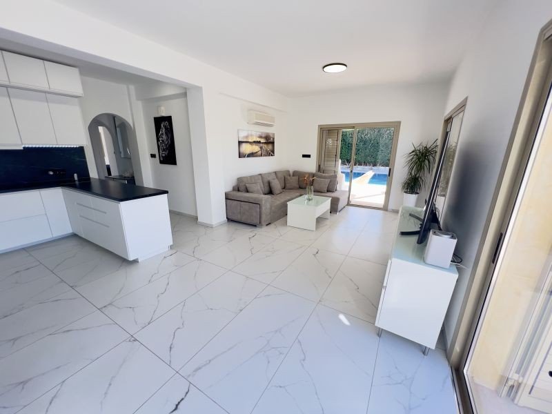 Renovierter Bungalow auf großem Grundstück in Paphos