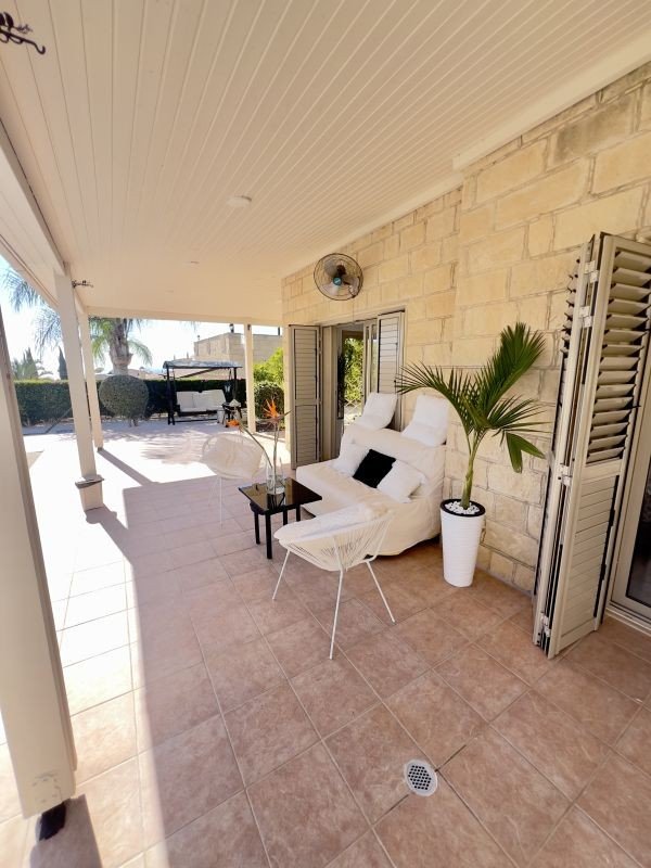 Renovierter Bungalow auf großem Grundstück in Paphos