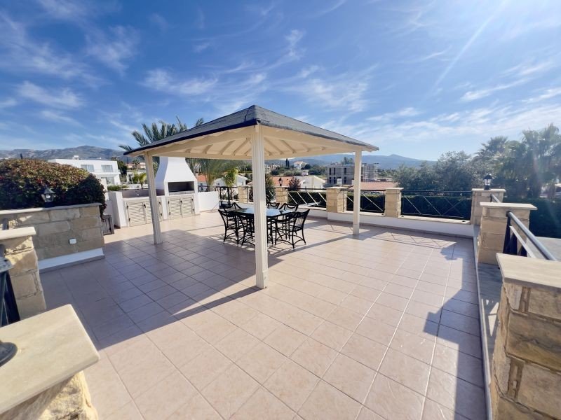 Renovierter Bungalow auf großem Grundstück in Paphos