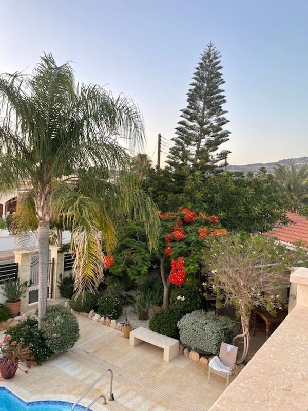 Bungalow mit Meerblick auf großem Grundstück in der Gegend Sea Caves, Paphos