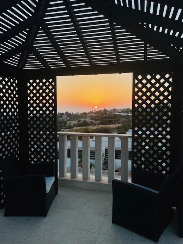 Bungalow mit Meerblick auf großem Grundstück in der Gegend Sea Caves, Paphos