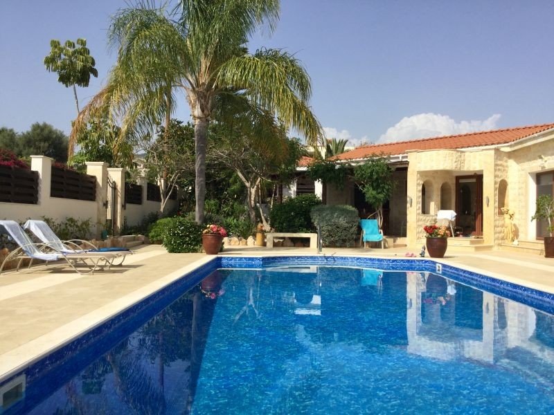 Bungalow mit Meerblick auf großem Grundstück in der Gegend Sea Caves, Paphos