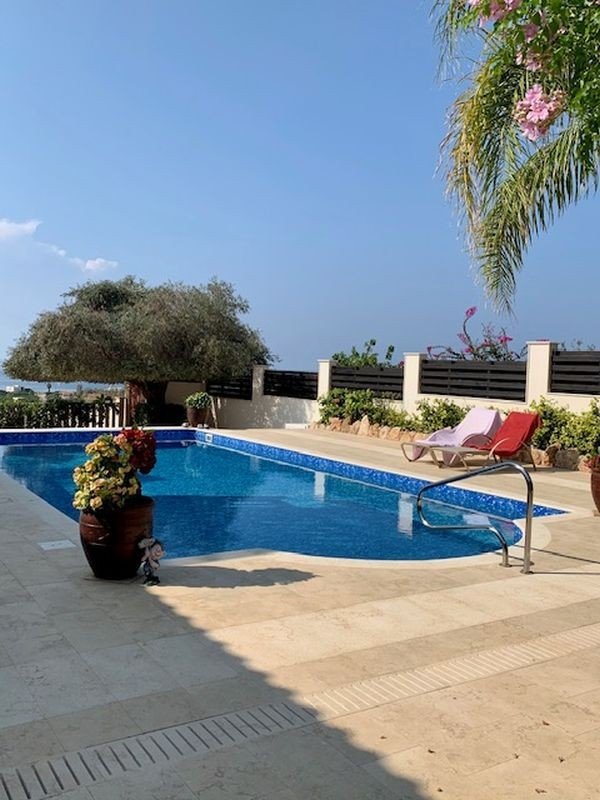 Bungalow mit Meerblick auf großem Grundstück in der Gegend Sea Caves, Paphos