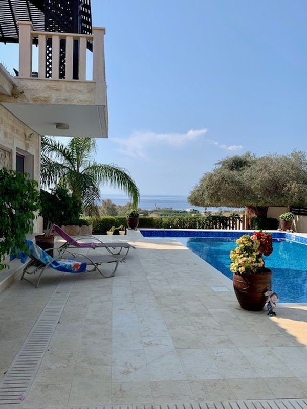 Bungalow mit Meerblick auf großem Grundstück in der Gegend Sea Caves, Paphos