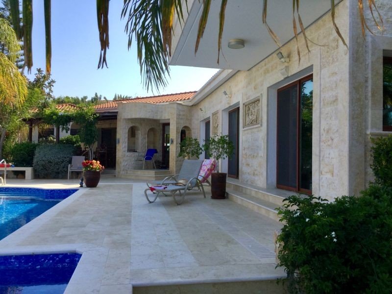 Bungalow mit Meerblick auf großem Grundstück in der Gegend Sea Caves, Paphos