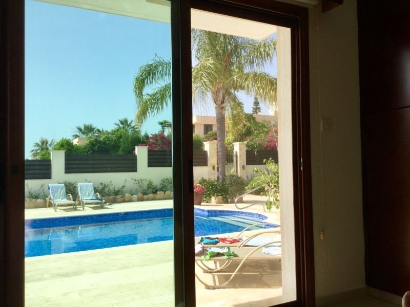 Bungalow mit Meerblick auf großem Grundstück in der Gegend Sea Caves, Paphos