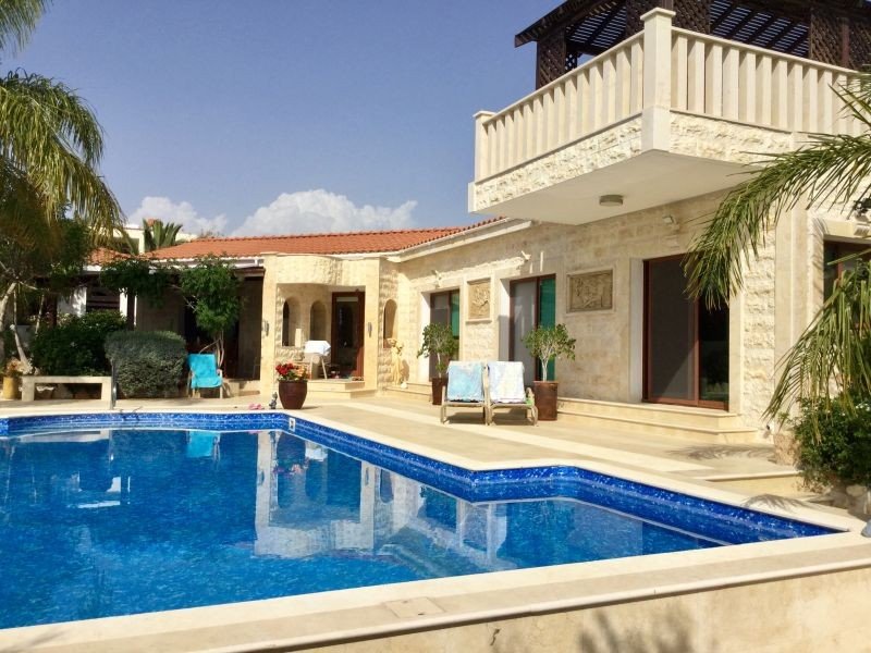 Bungalow mit Meerblick auf großem Grundstück in der Gegend Sea Caves, Paphos