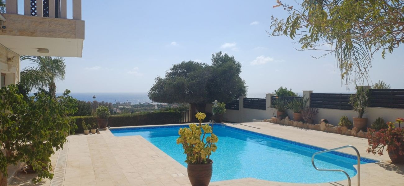 Bungalow mit Meerblick auf großem Grundstück in der Gegend Sea Caves, Paphos