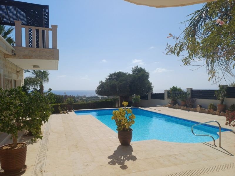 Bungalow mit Meerblick auf großem Grundstück in der Gegend Sea Caves, Paphos