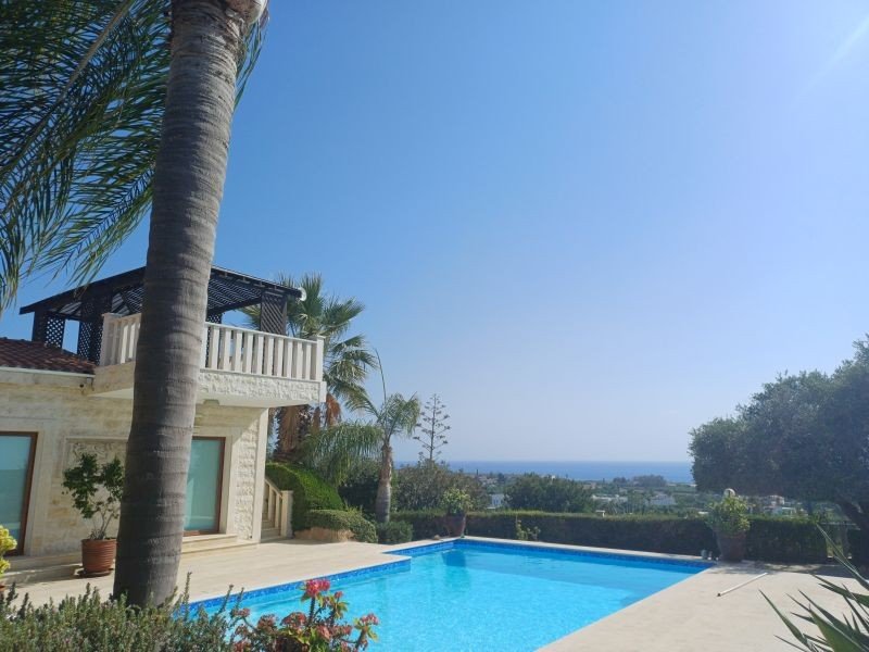 Bungalow mit Meerblick auf großem Grundstück in der Gegend Sea Caves, Paphos