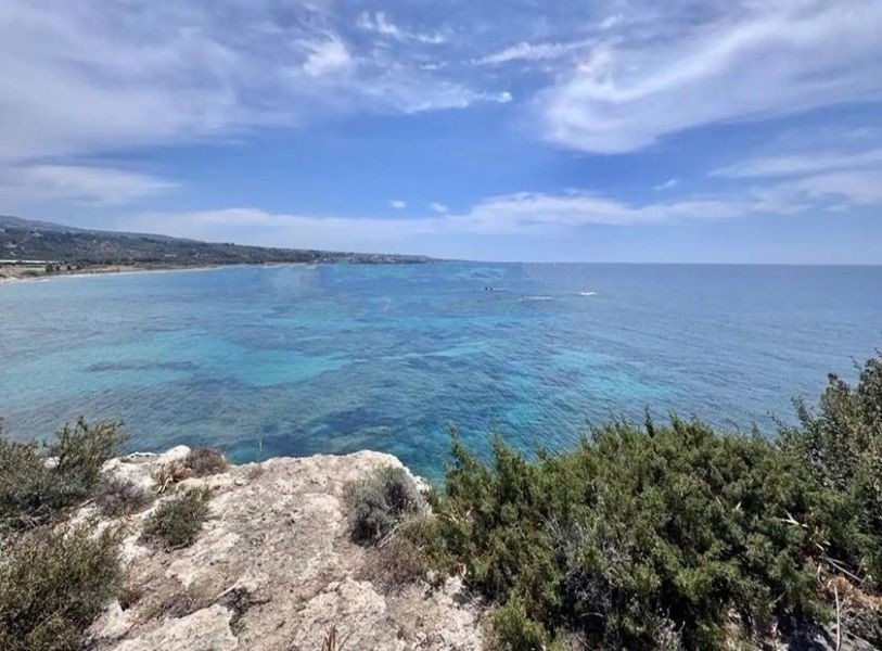 Вилла на Первой Линии Моря в Пафосе
