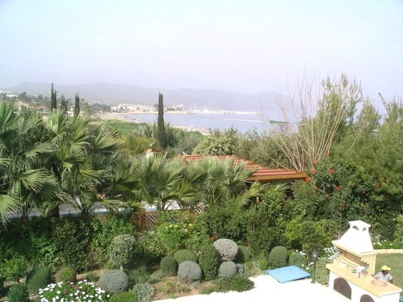 Beachfront villa on large plot in Polis