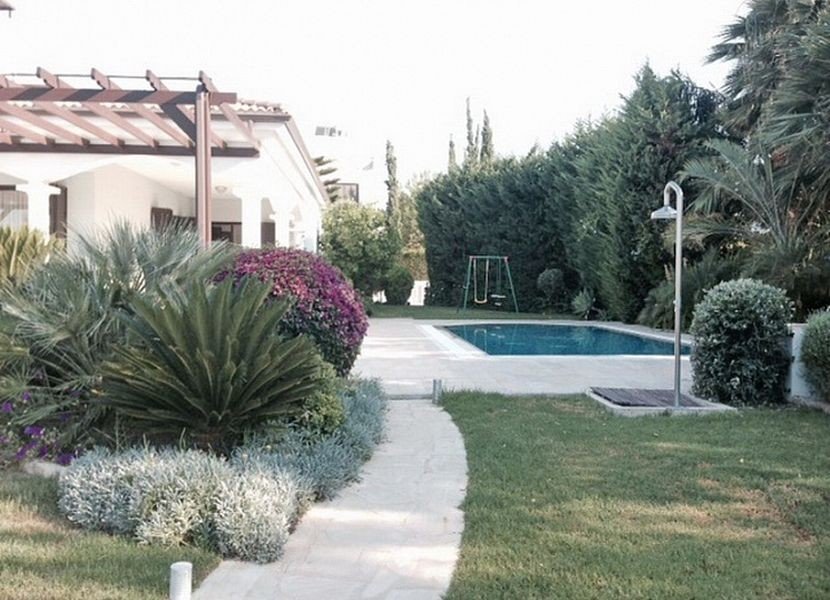 Beachfront villa on large plot in Polis