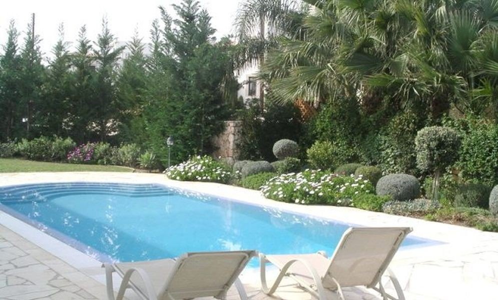 Beachfront villa on large plot in Polis