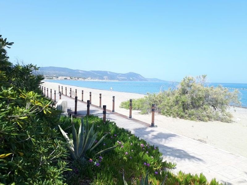 Beachfront villa on large plot in Polis