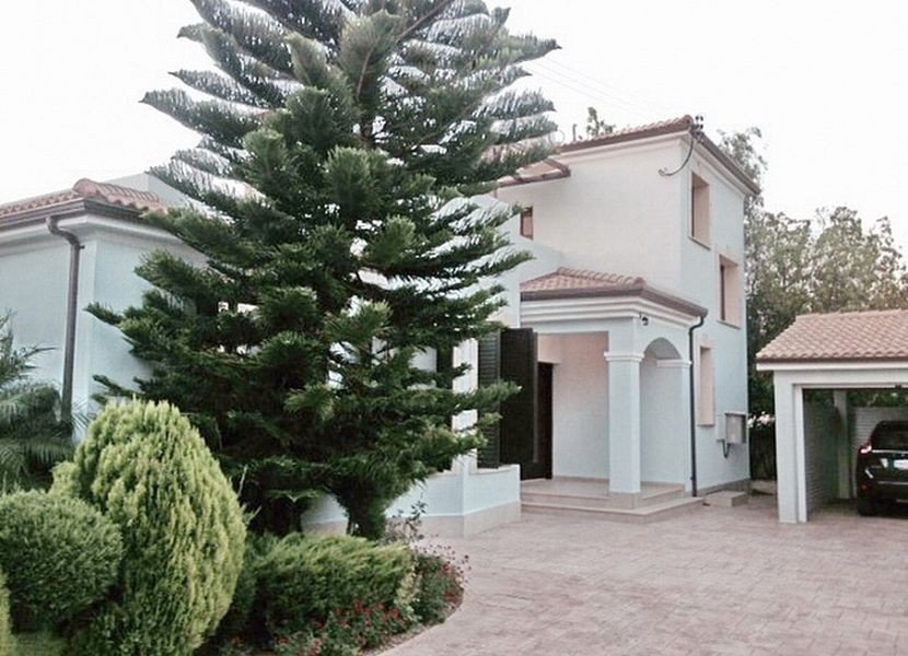 Beachfront villa on large plot in Polis