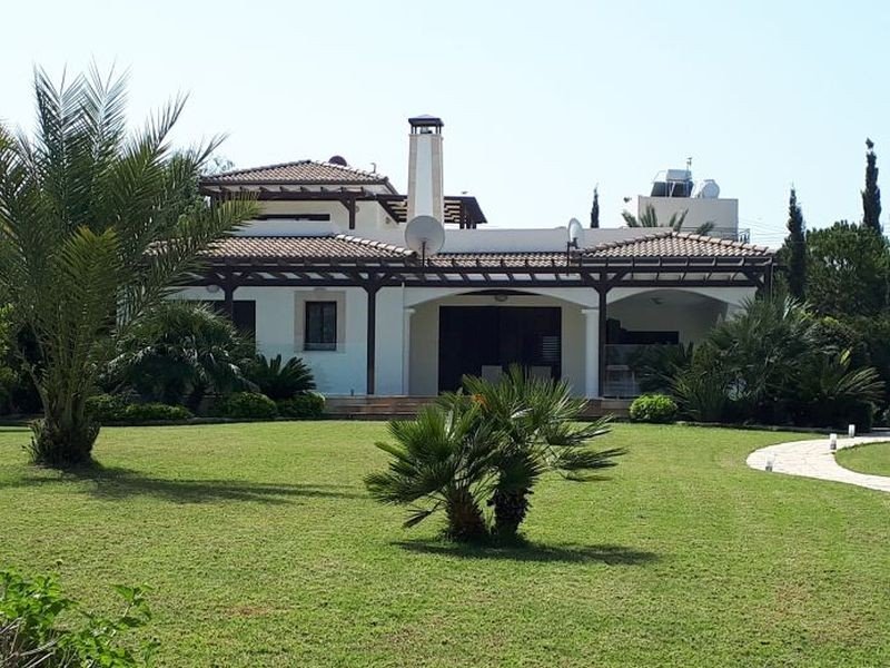 Beachfront villa on large plot in Polis