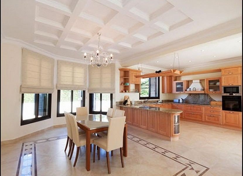 Beachfront villa on large plot in Polis
