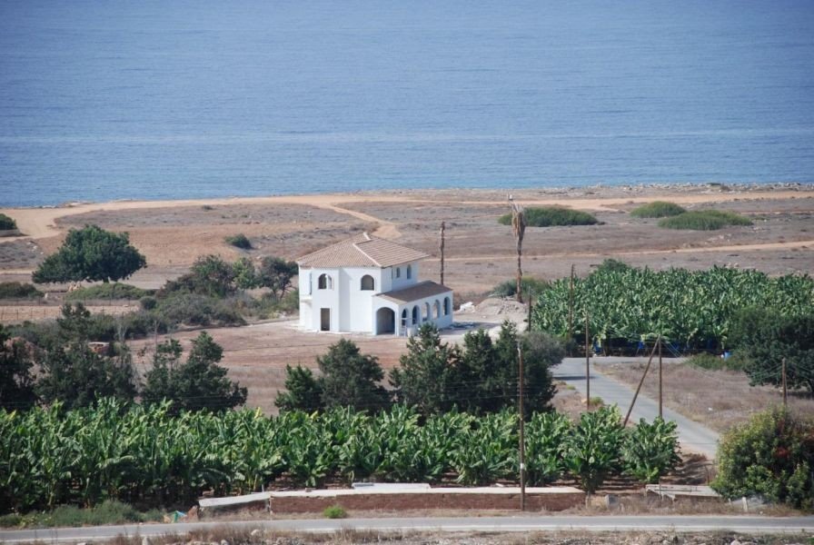 Renovation project by sea on a large plot 2700m2