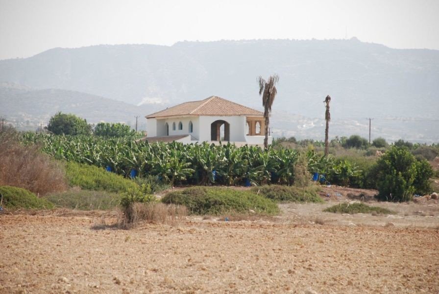 Renovation project by sea on a large plot 2700m2