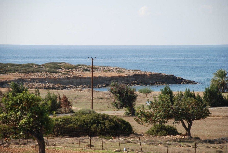 Renovation project by sea on a large plot 2700m2