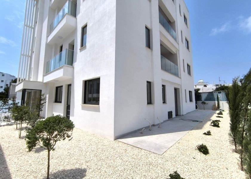 Garden apartment in small complex in Paphos