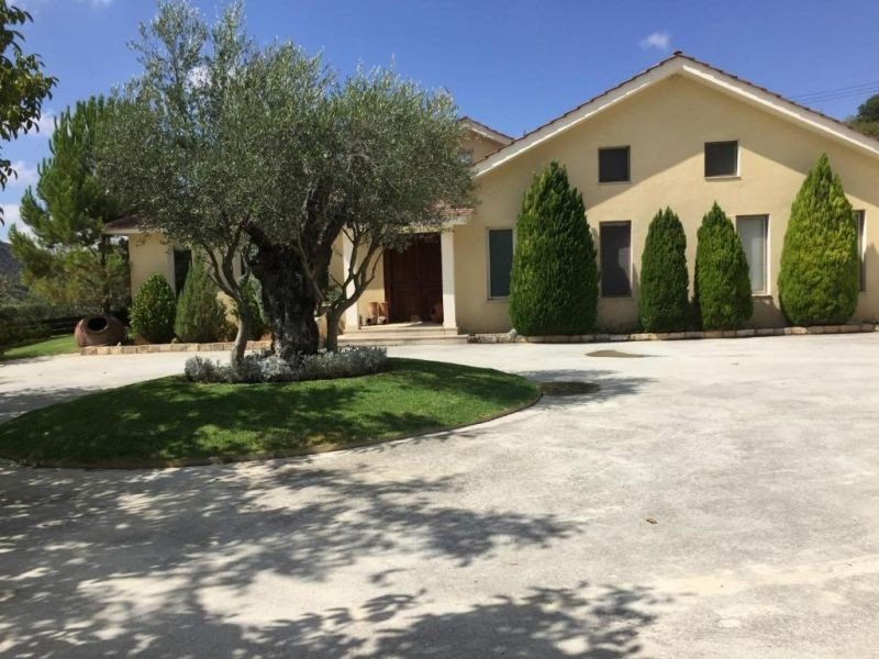 Villa auf riesigem Grundstück in Limassol