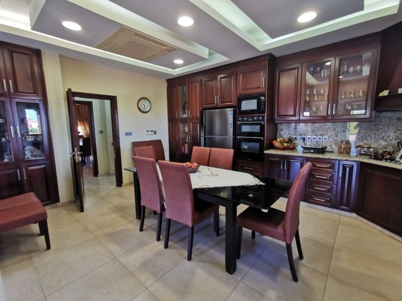 Residenz auf einem 5000m2 Grundstück in Paphos