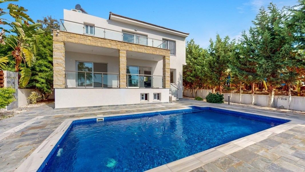 Sea front villa close amenities in Paphos