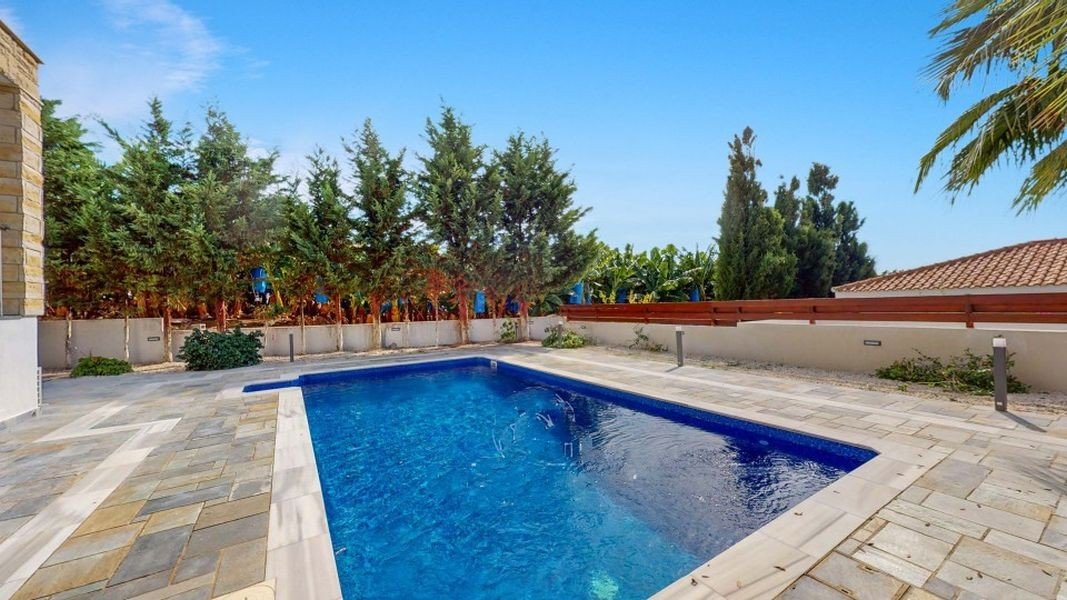 Sea front villa close amenities in Paphos