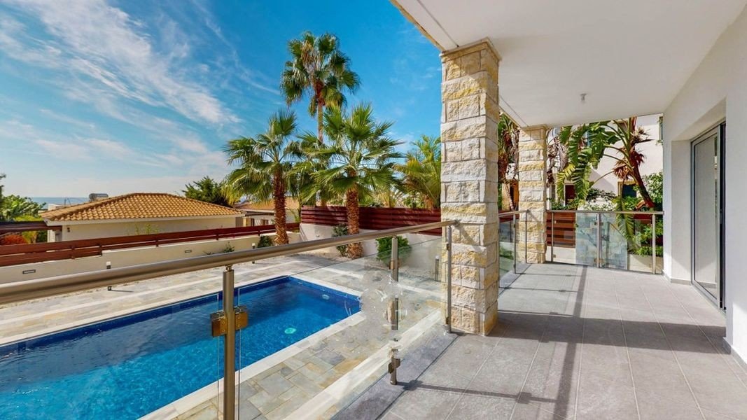 Sea front villa close amenities in Paphos