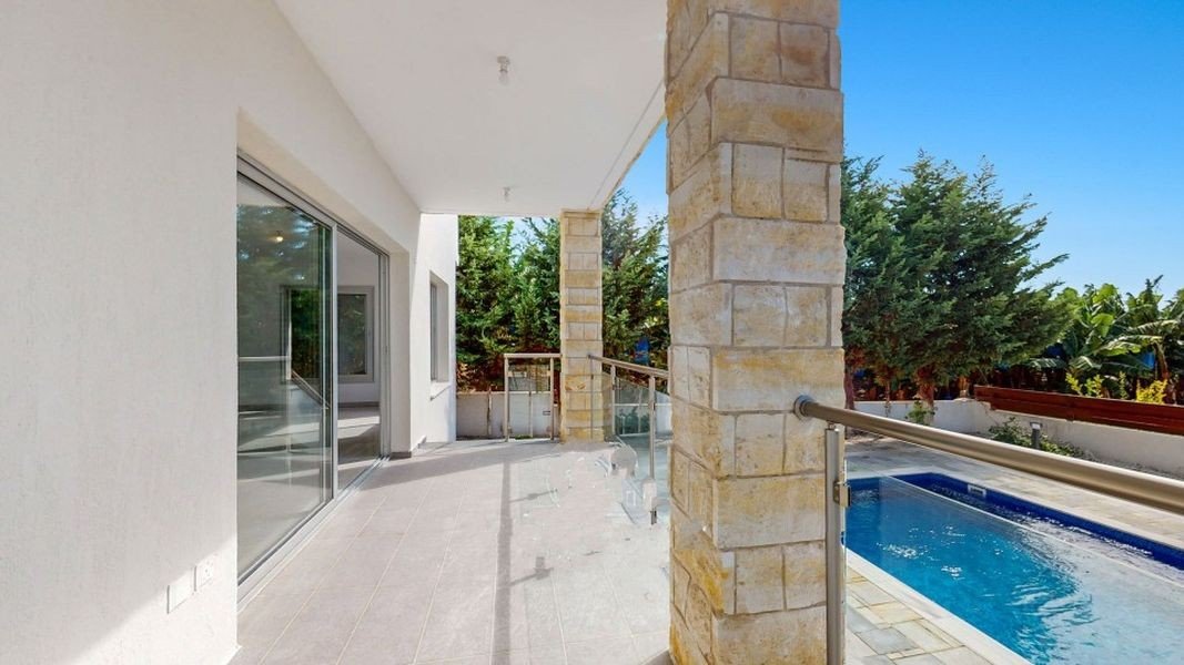 Sea front villa close amenities in Paphos