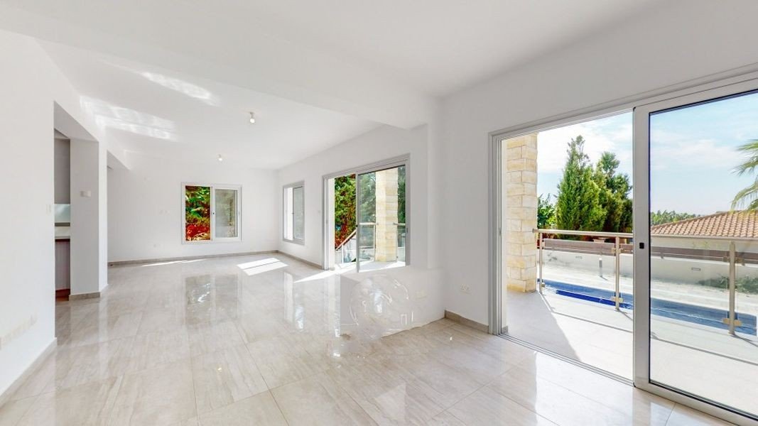 Sea front villa close amenities in Paphos