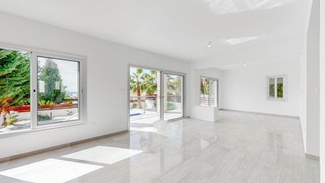 Sea front villa close amenities in Paphos