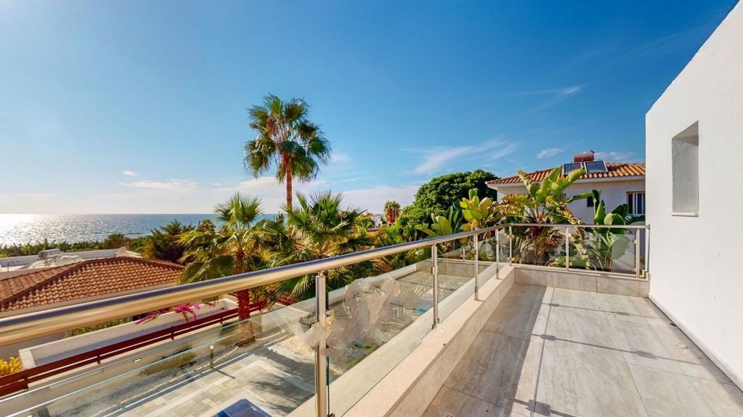 Sea front villa close amenities in Paphos