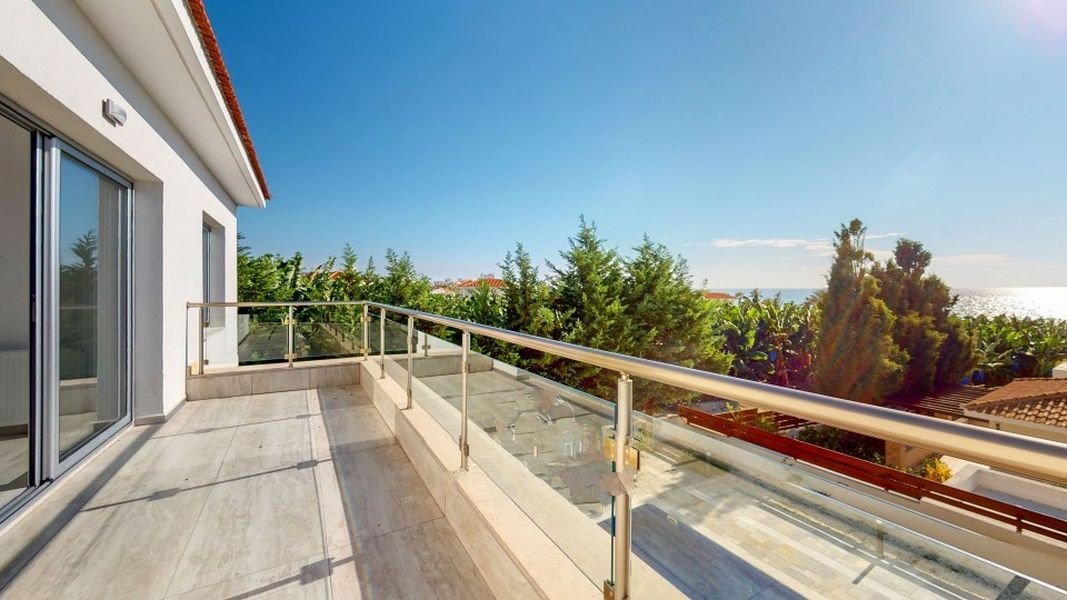 Sea front villa close amenities in Paphos