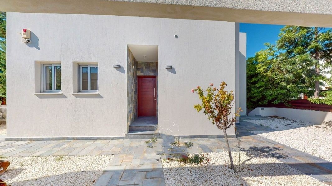 Sea front villa close amenities in Paphos
