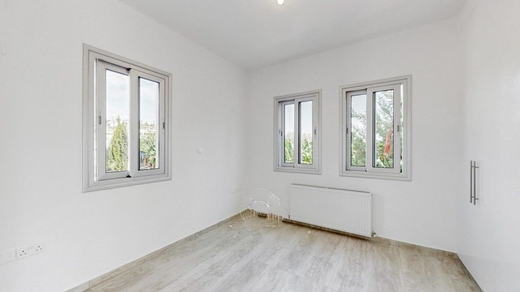 Sea front villa close amenities in Paphos
