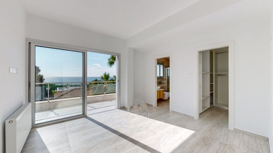 Sea front villa close amenities in Paphos