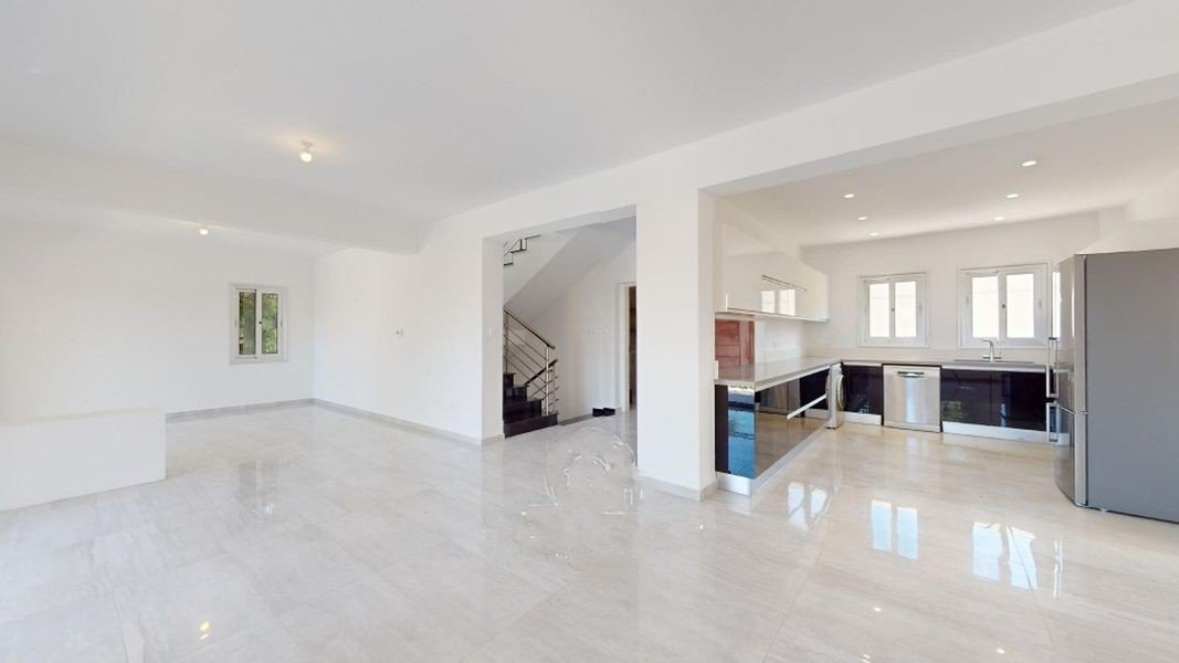 Sea front villa close amenities in Paphos